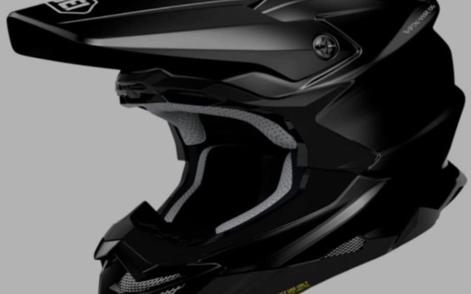 
        Kask motocyklowy w czarnym kolorze, idealny do jazdy w terenie.
    