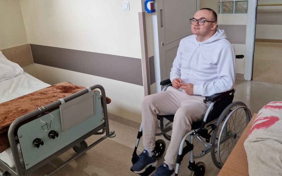 
        Mężczyzna na wózku inwalidzkim w szpitalu.
    