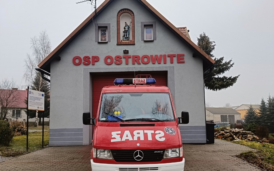 
        Wóz strażacki przed budynkiem OSP Ostrowite.
    