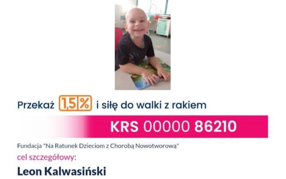 
        Chłopiec uśmiechający się, wspierający walkę z rakiem.
    