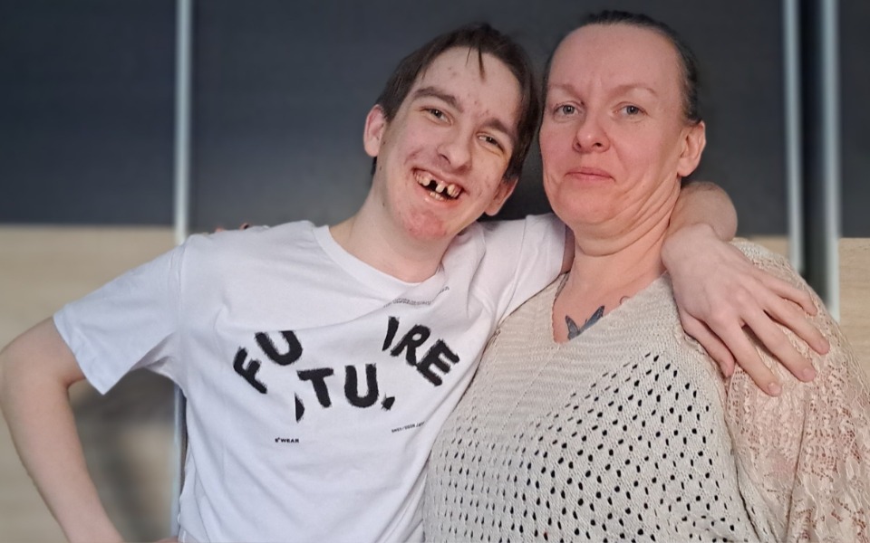 
        Młody mężczyzna z uśmiechem, pozujący z kobietą.
    