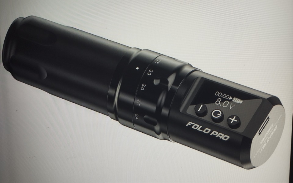 
        Nowoczesny, czarny latarka FOLD PRO z wyświetlaczem i regulacją napięcia.
    