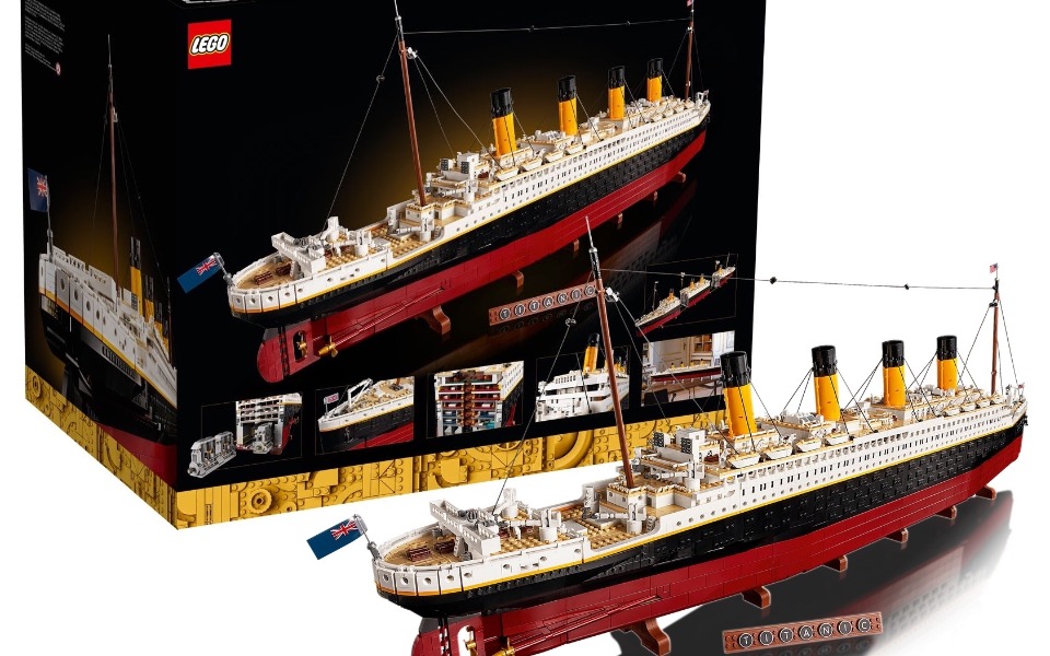 
        Zestaw LEGO przedstawiający model statku Titanic.
    