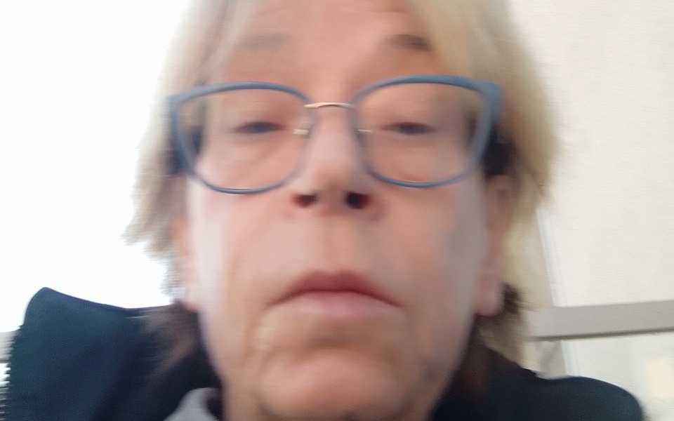 
        Rozmyte selfie kobiety z okularami.
    