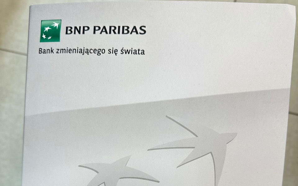 
        Okładka dokumentu bankowego BNP Paribas z logo banku.
    