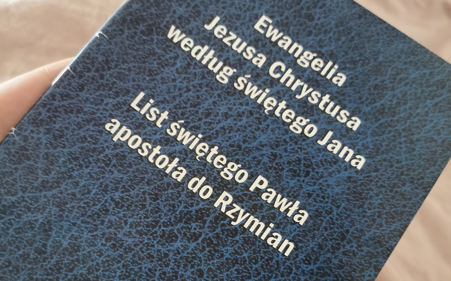 
        Książka z tytułem Ewangelii i Listu do Rzymian w języku polskim.
    