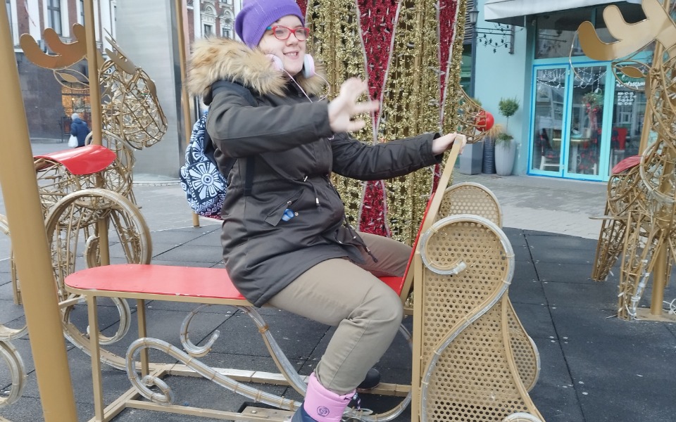 
        Dziewczyna bawi się na placu zabaw w zimowej scenerii.
    