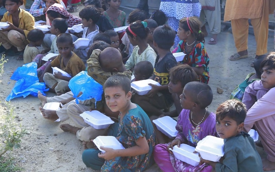 
        Dzieci czekające na posiłek w trakcie akcji charytatywnej.
    