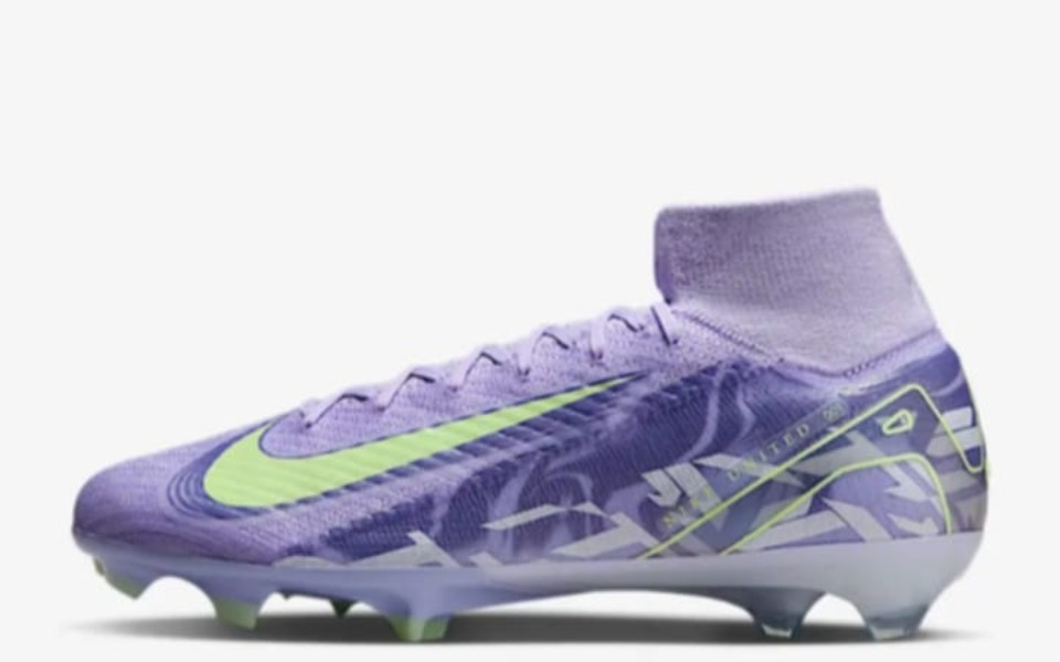 
        But piłkarski w kolorze fioletowym i zielonym, na białym tle.
    