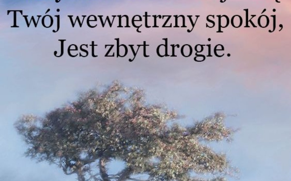 
        Cytat na tle drzewa, mówiący o wewnętrznym spokoju.
    