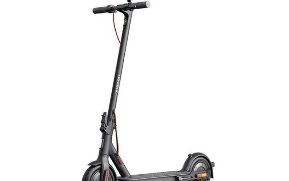 
        Skuter elektryczny na białym tle.
    