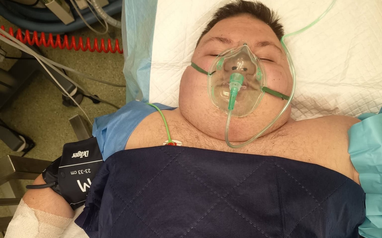 
        Mężczyzna w szpitalu z maską tlenową na twarzy.
    