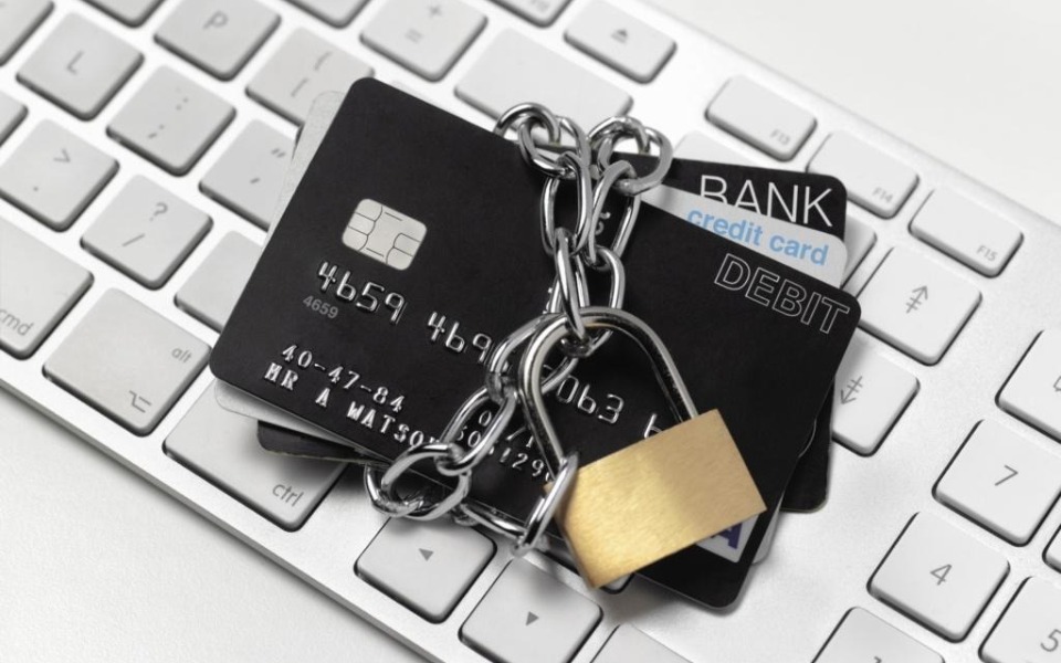 
        Karty kredytowe połączone łańcuchem, symbol bezpieczeństwa.
    