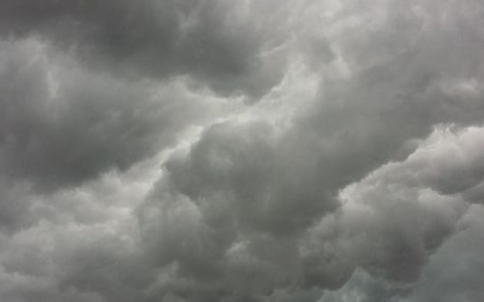 
        Ciemne chmury na niebie, zapowiadające burzę.
    