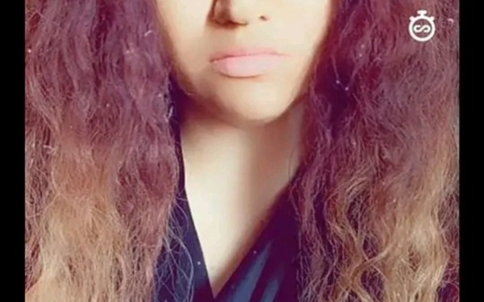 
        Portret kobiety z długimi włosami w zbliżeniu.
    