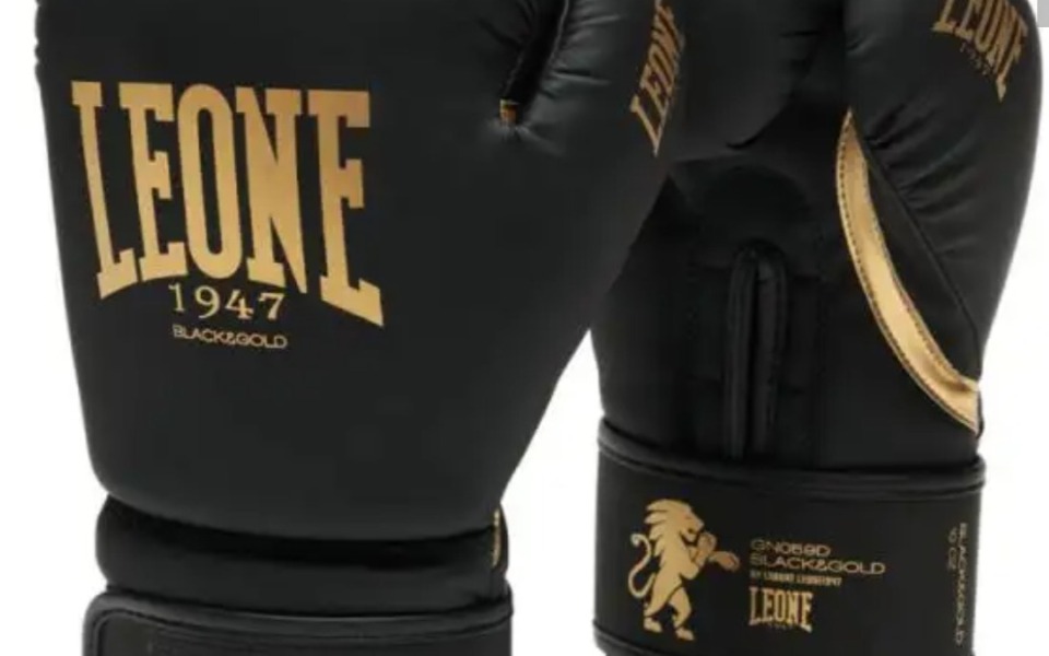 
        Czarne rękawice bokserskie marki Leone.
    