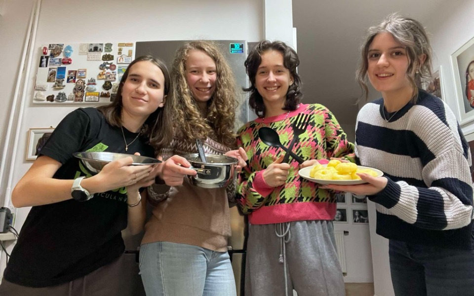 
        Różne butelki z detergentami na białym tle.
    