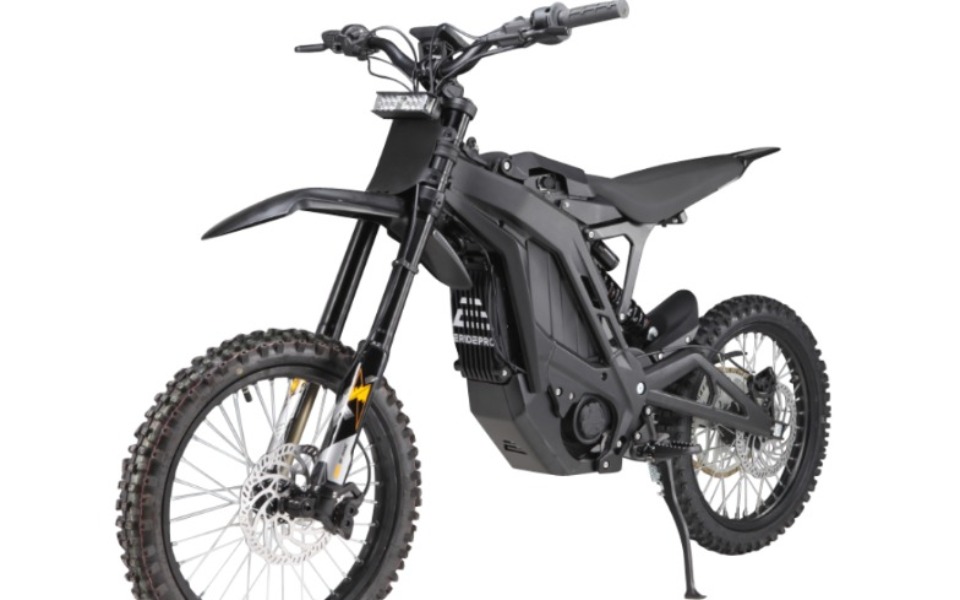 
        Czarny rower elektryczny z dużymi kołami i nowoczesnym designem.
    