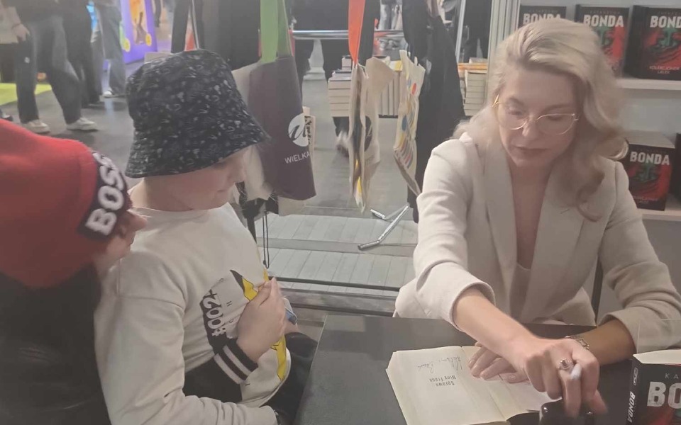 
        Dzieci w trakcie spotkania z autorką książek.
    