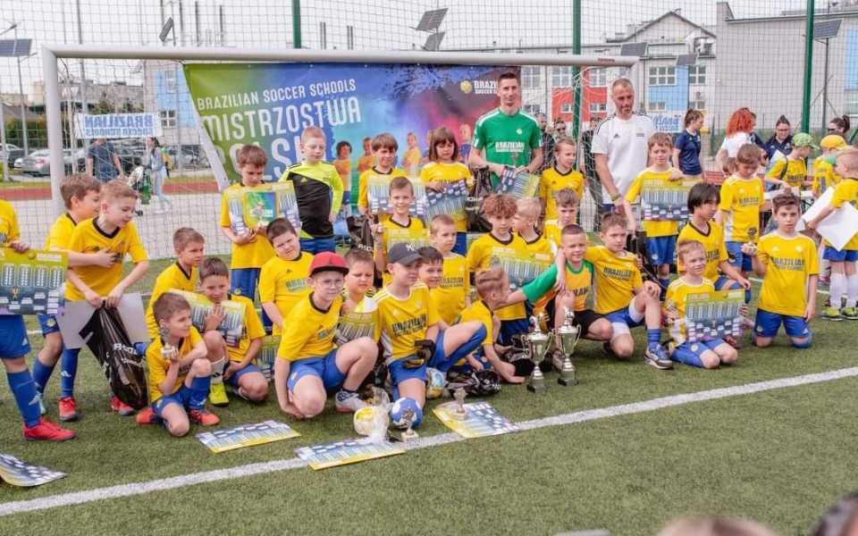 
        Dzieci z drużyny piłkarskiej z nagrodami po turnieju.
    