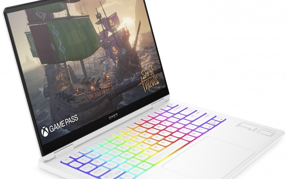 
        Laptop z kolorową klawiaturą, wyświetlający grę.
    