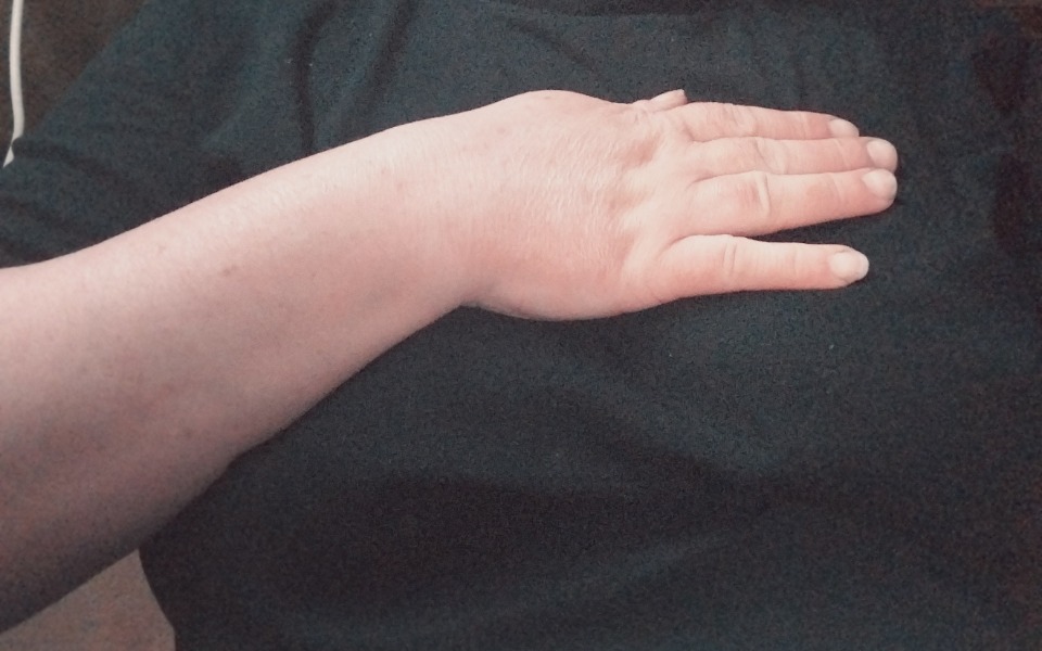 
        Osoba z ręką na sercu, wyrażająca emocje.
    