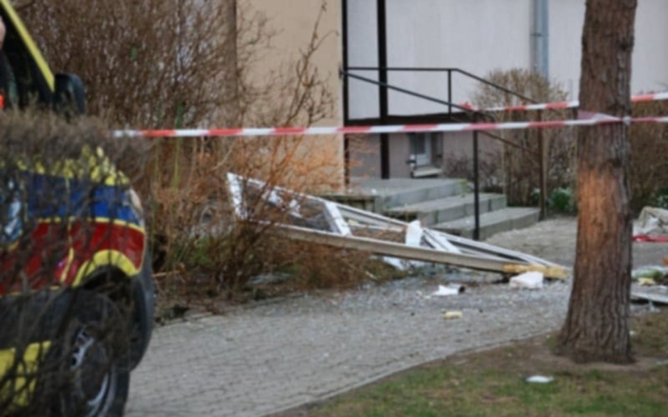 
        Zniszczone drzwi i otoczenie po wypadku, z oznaczeniami.
    