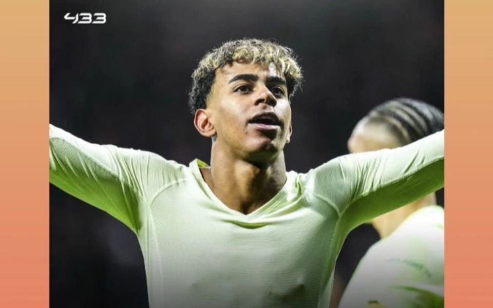 
        Mężczyzna w piłkarskim stroju, celebrujący sukces.
    