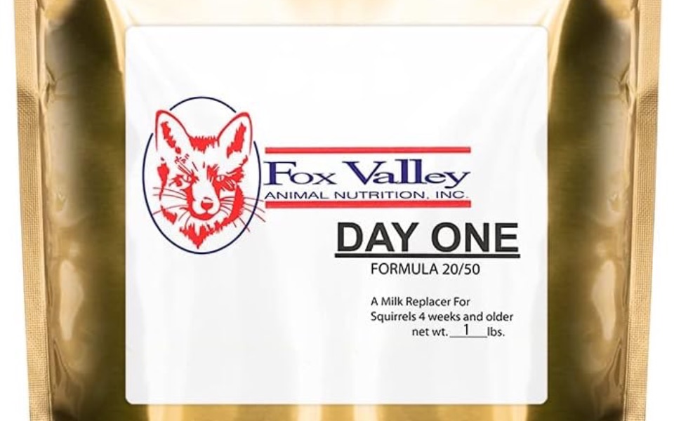 
        Opakowanie mleka zastępczego dla wiewiórek, produkt Fox Valley.
    