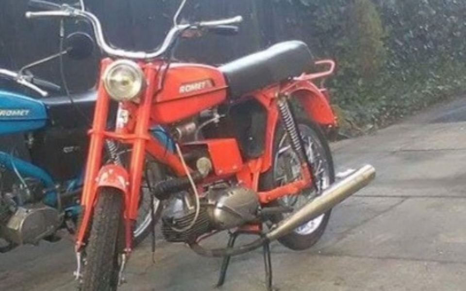 
        Motocykl Romet w kolorze pomarańczowym.
    