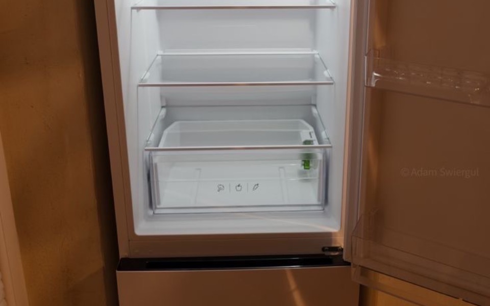 
        Pusty lodówka z oświetleniem wewnętrznym.
    