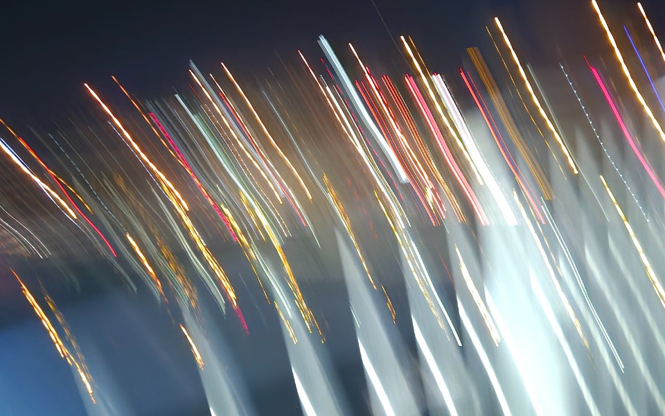 
        Rozmyte światła nocnego miasta, artystyczne ujęcie.
    