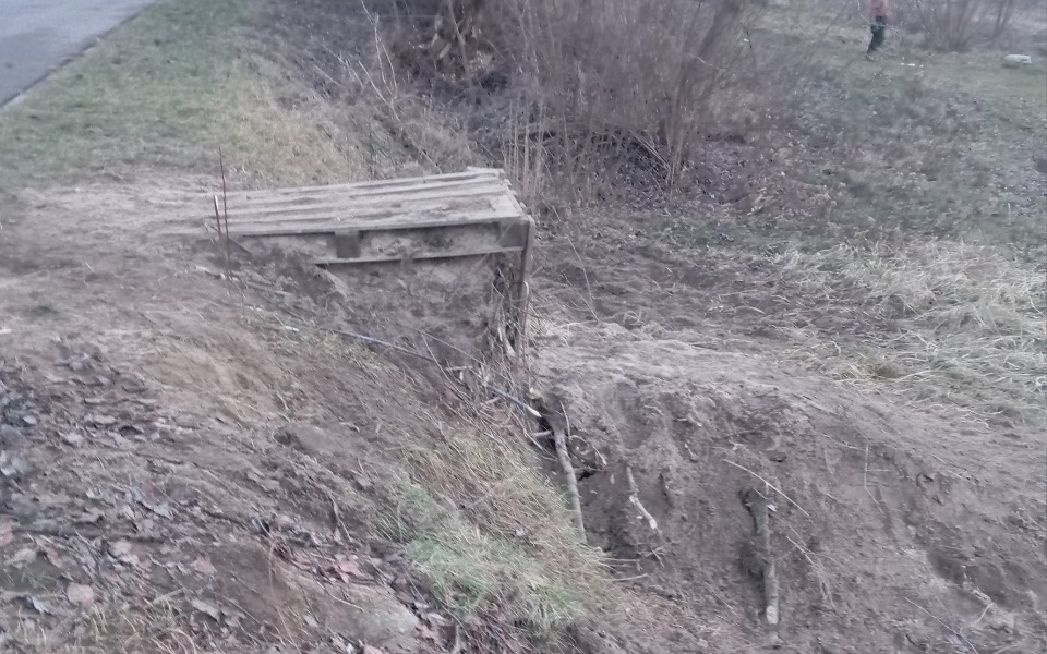 
        Zniszczony mostek na skraju drogi.
    