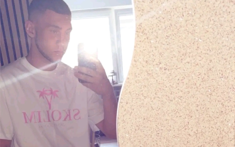 
        Mężczyzna robiący selfie w lustrze, z jasnym światłem.
    