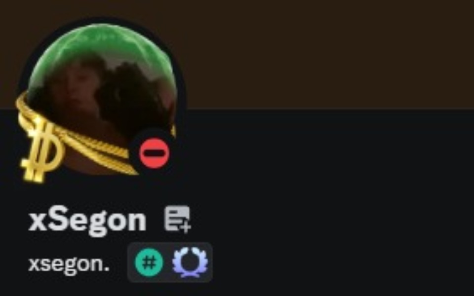 
        Profil użytkownika z zieloną poświatą i monetą.
    