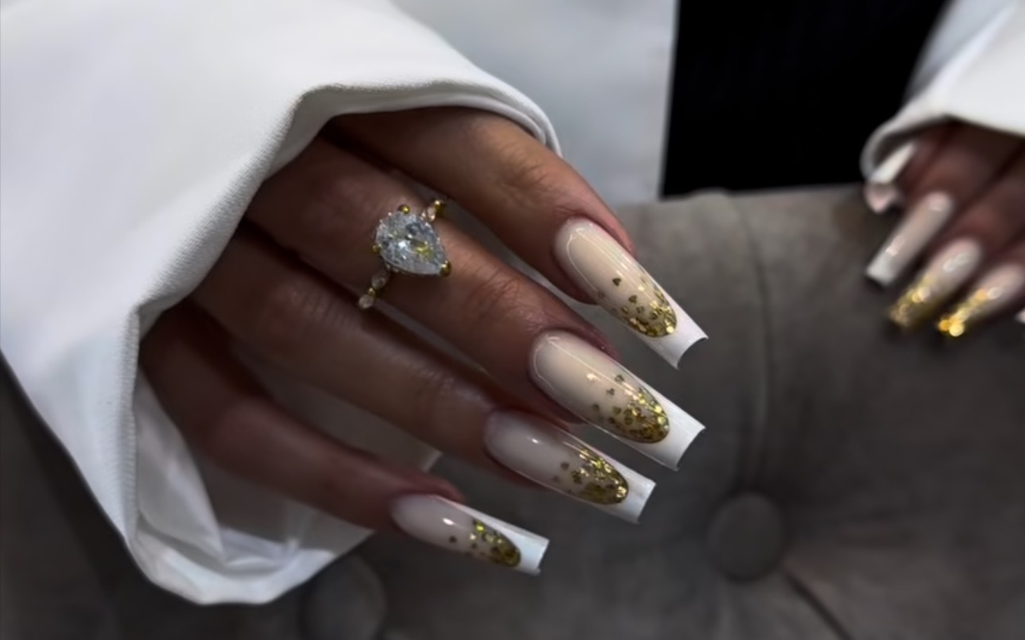 
        Ręka z pięknie zdobionymi paznokciami i pierścionkiem.
    