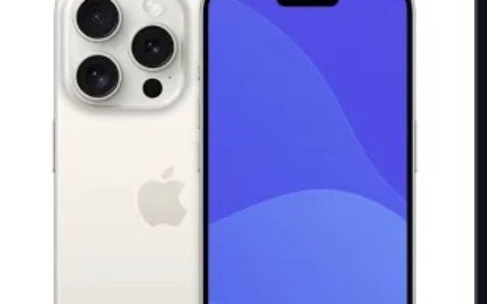 
        Nowy iPhone 13 obok ekranu w minimalistycznym stylu.
    