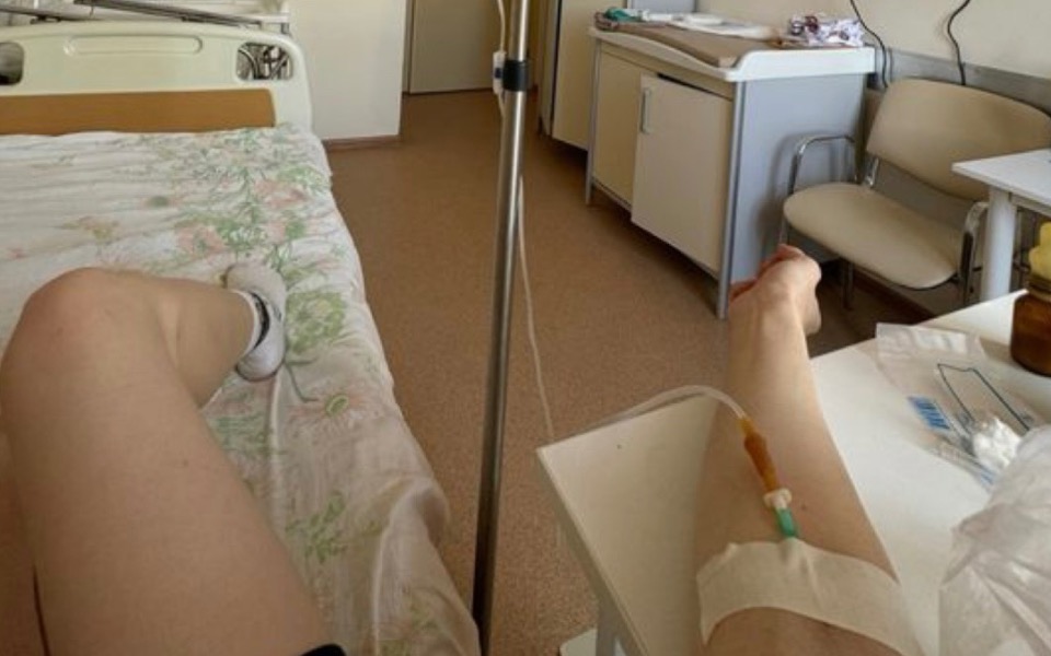 
        Osoba w szpitalu z kroplówką na ręce.
    