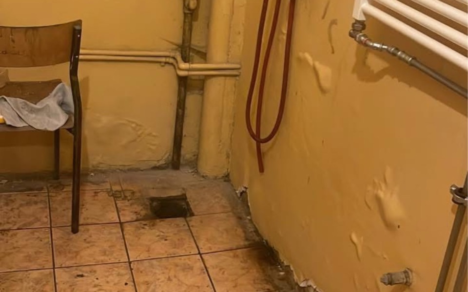 
        Zaniedbany kąt w pomieszczeniu, z widocznymi plamami.
    