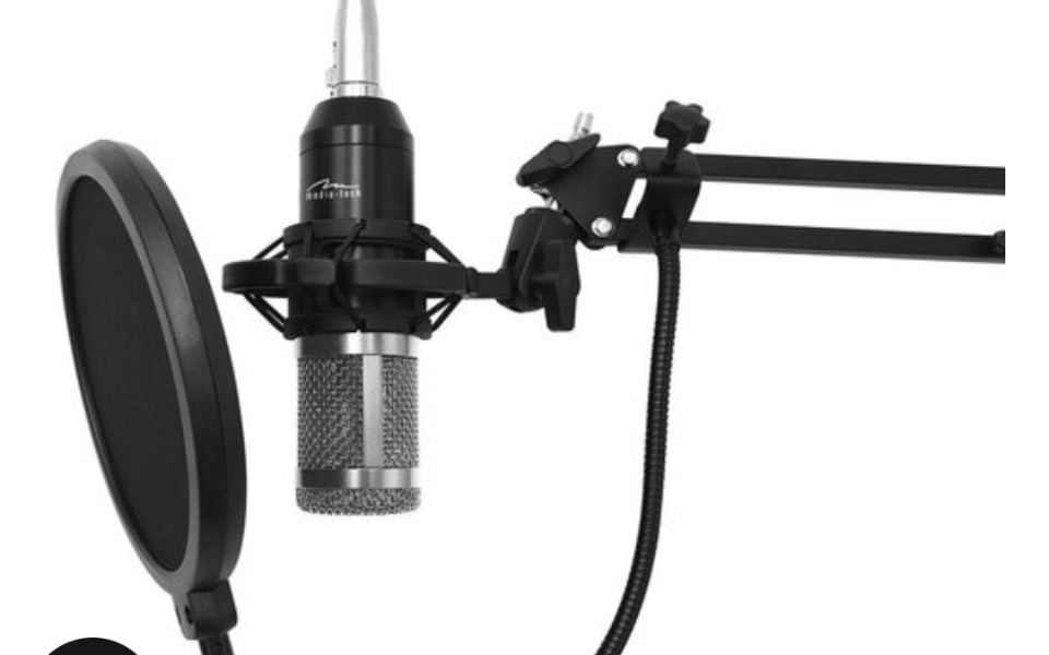
        Mikrofon studyjny zamocowany na statywie z filtrem.
    