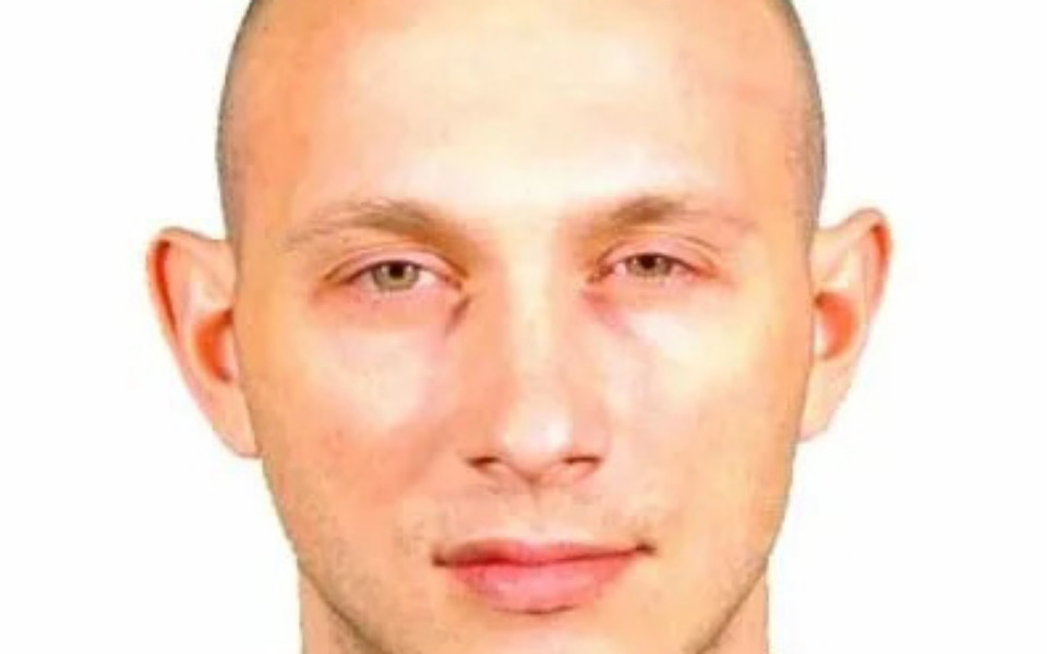 
        Mężczyzna z krótkimi włosami, patrzący w obiektyw.
    