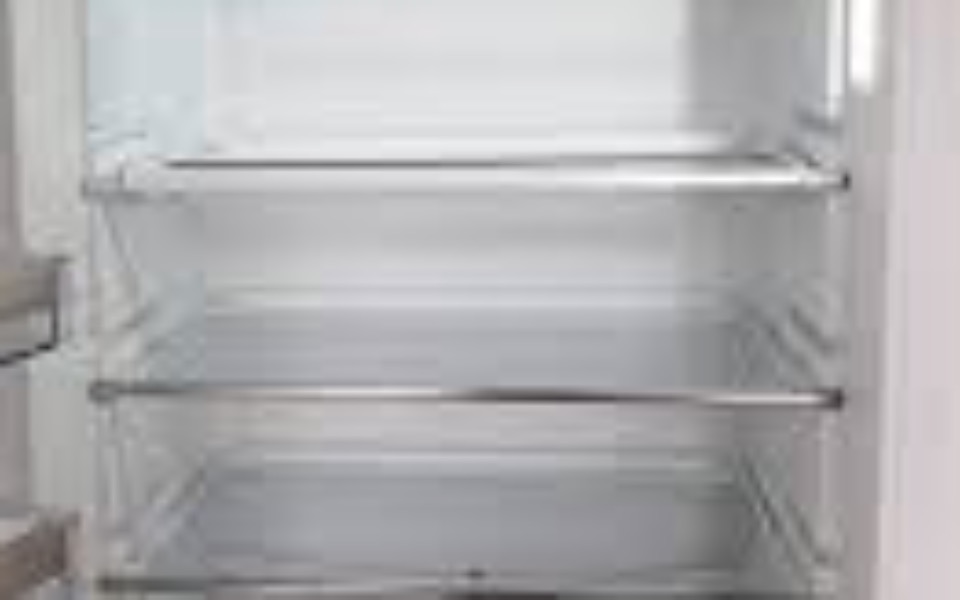 
        Pusty wnętrze lodówki, bez jedzenia.
    