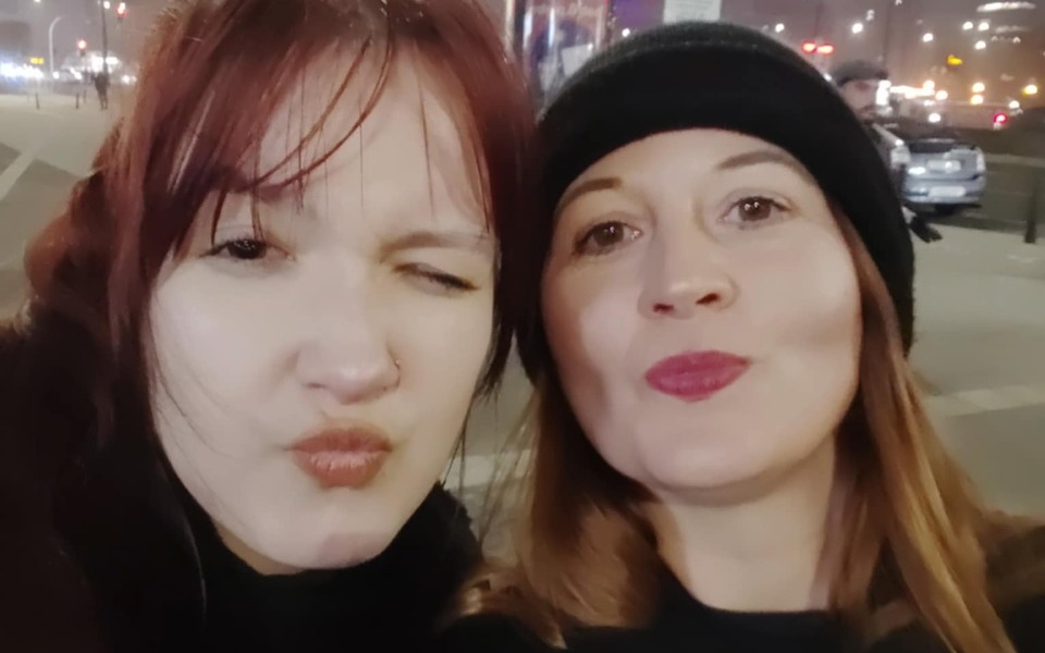 
        Dwie przyjaciółki pozują do zdjęcia, uśmiechnięte i radosne.
    