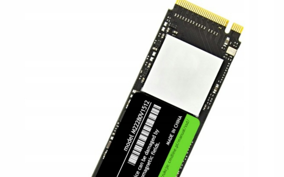 
        Nowoczesny dysk SSD, widok z przodu.
    