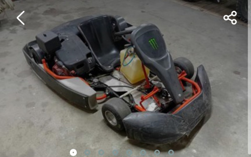 
        Go-kart w warsztacie, gotowy do jazdy.
    