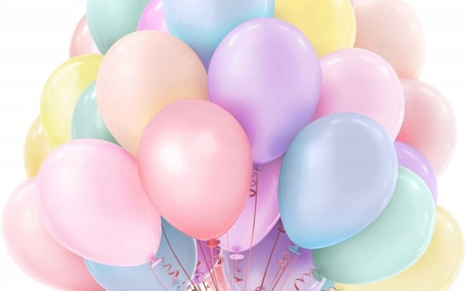 
        Kolorowe balony w pastelowych odcieniach.
    