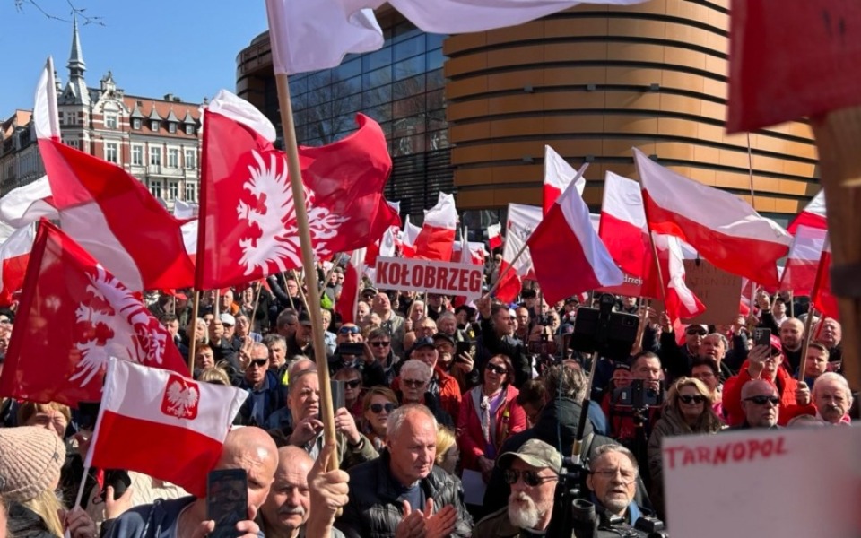 
        Tłum ludzi z flagami Polski podczas demonstracji w Kołobrzegu.
    