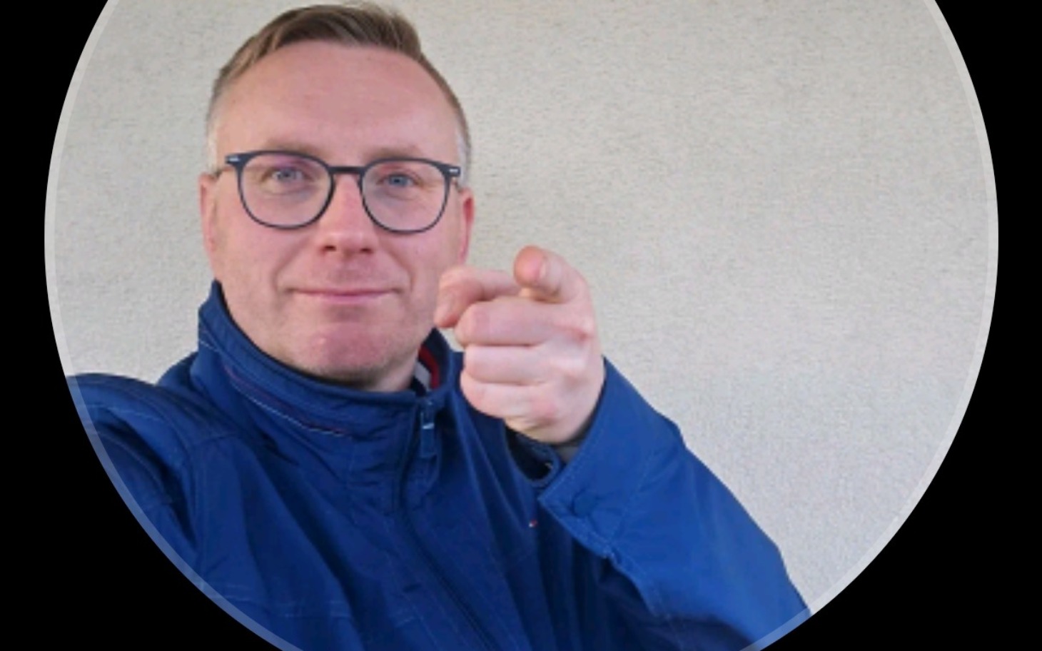 
        Grupa ludzi wspierających lokalną inicjatywę w plenerze.
    