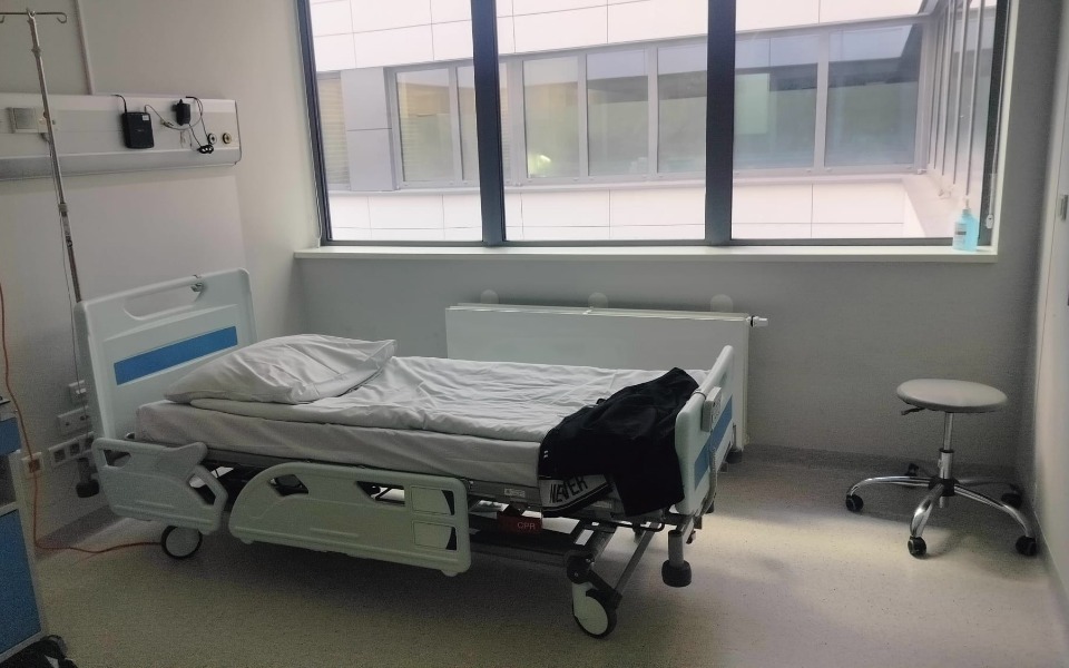 
        Pusty szpitalny pokój z łóżkiem i oknem.
    