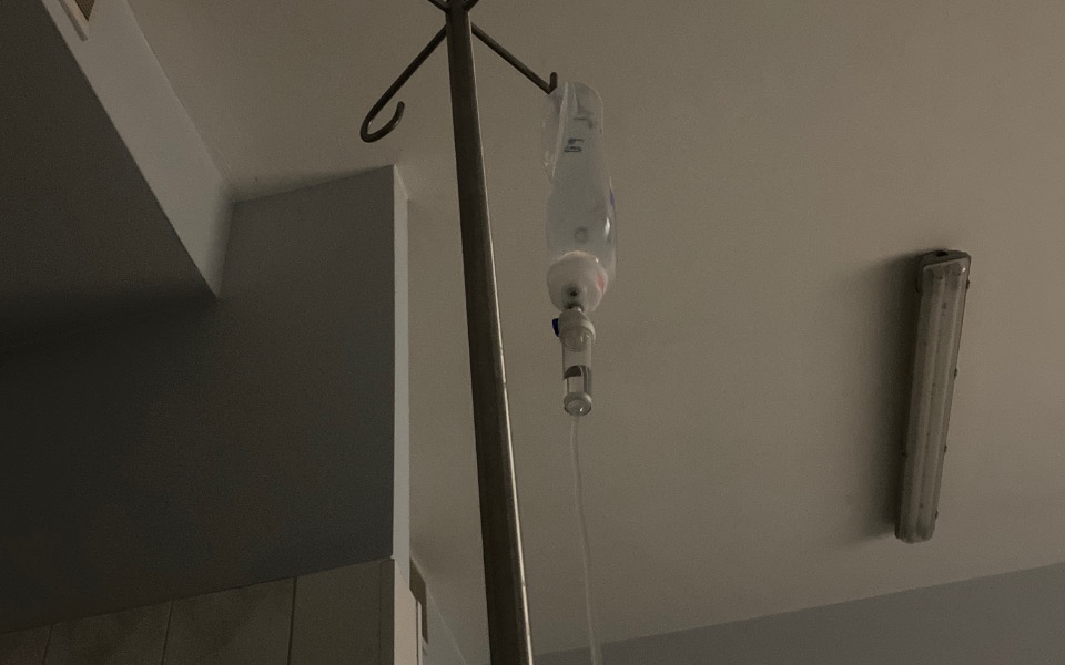 
        Kroplówka zawieszona na stojaku w szpitalu.
    